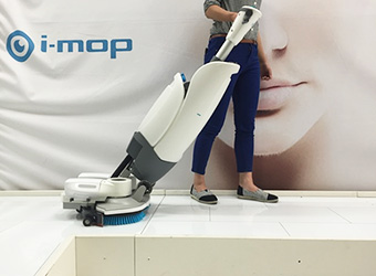 i-mop｜女性でも扱いやすい自動床洗浄機｜株式会社くうかん